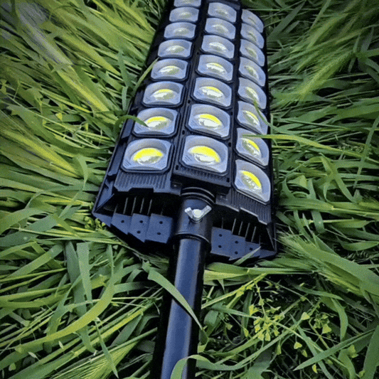 Lampă Solară Stradală cu 17 LED-uri COB, Senzor de Mișcare, Telecomandă și Protecție IP65 – Negru ZanaCasei.Ro