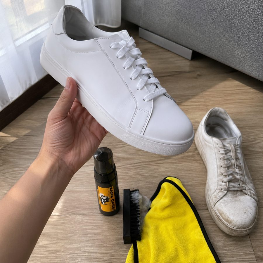 Adidași albi curățați cu kitul Zâna Casei — înainte și după